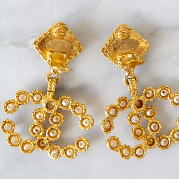 Chanel Vintage S/S 1992 Gold-Plated CC Logo Pearl Collection 28 Clip Earrings - Picture 9 of 11